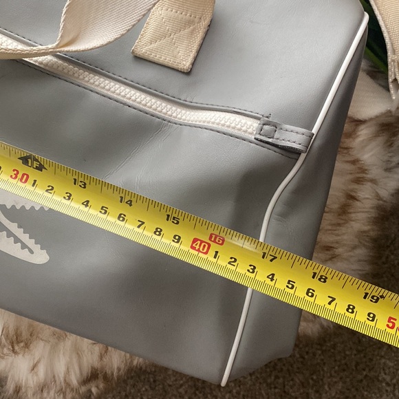 Used Lacoste travel/gym bag, normal sign of usage - Picture 3 of 13